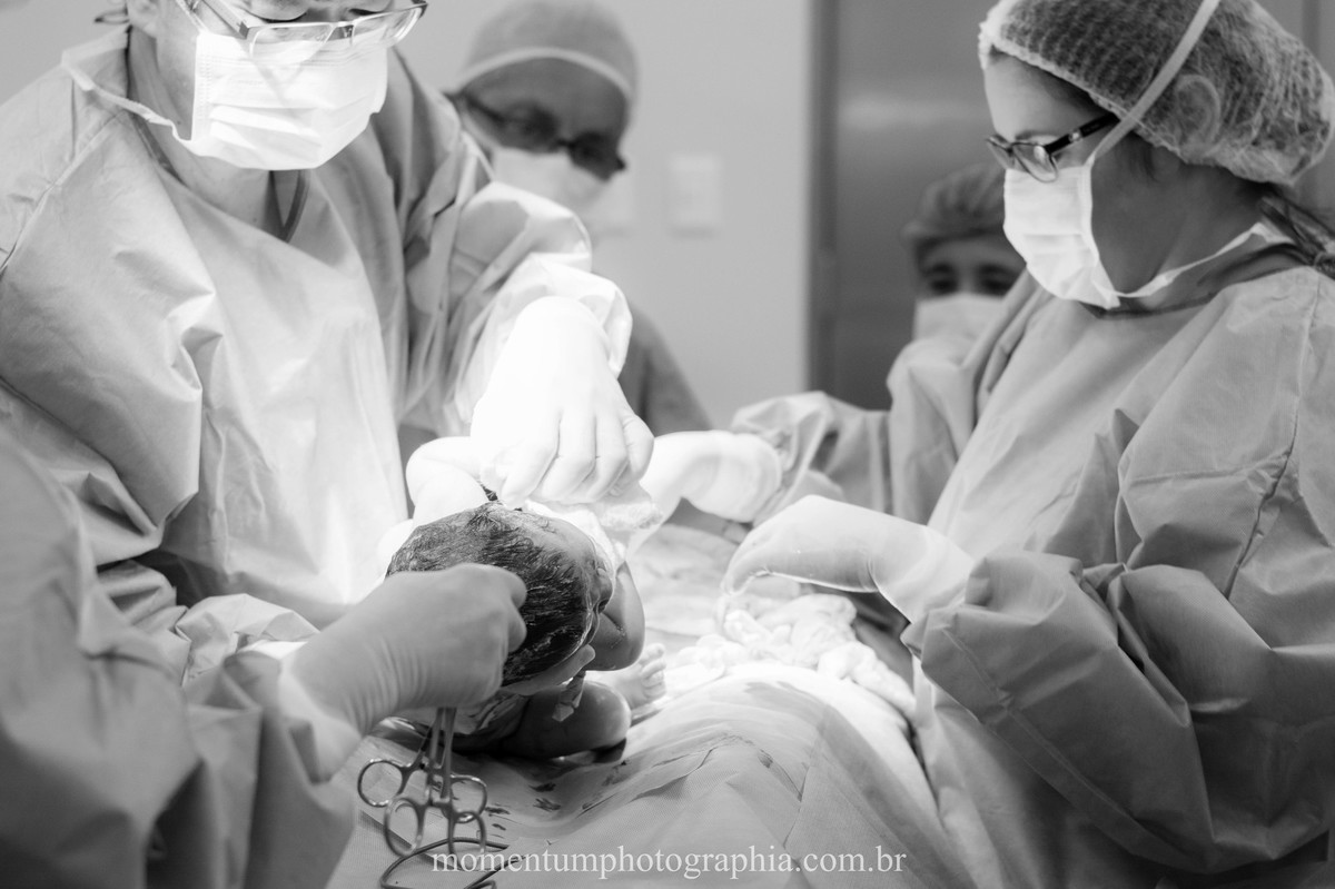 Foto de parto tirada por Momentum Photographia na maternidade do Hospital Santa Teresa em Petrópolis - RJ