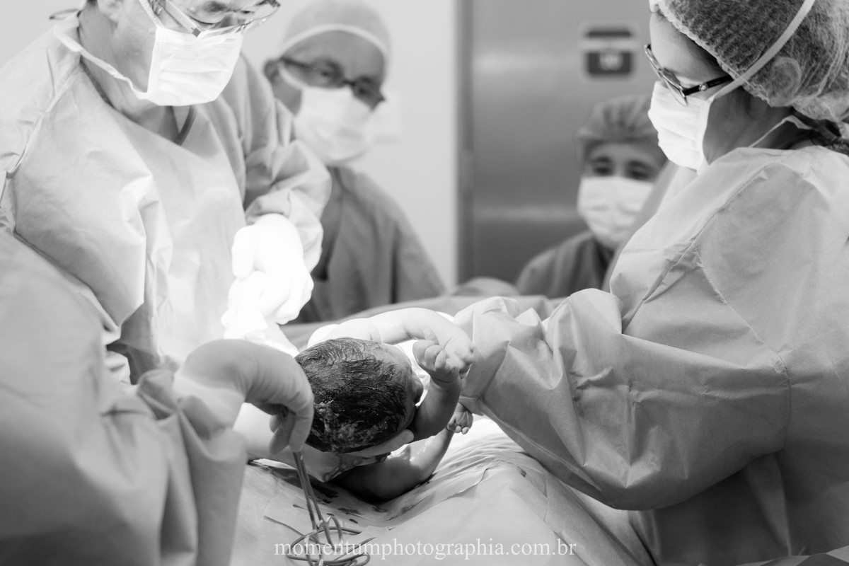 Foto de parto tirada por Momentum Photographia na maternidade do Hospital Santa Teresa em Petrópolis - RJ
