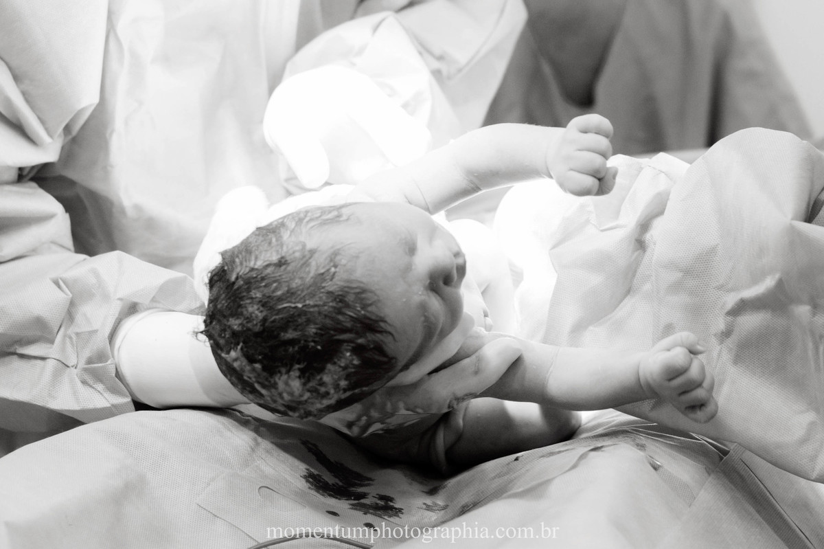 Foto de parto tirada por Momentum Photographia na maternidade do Hospital Santa Teresa em Petrópolis - RJ