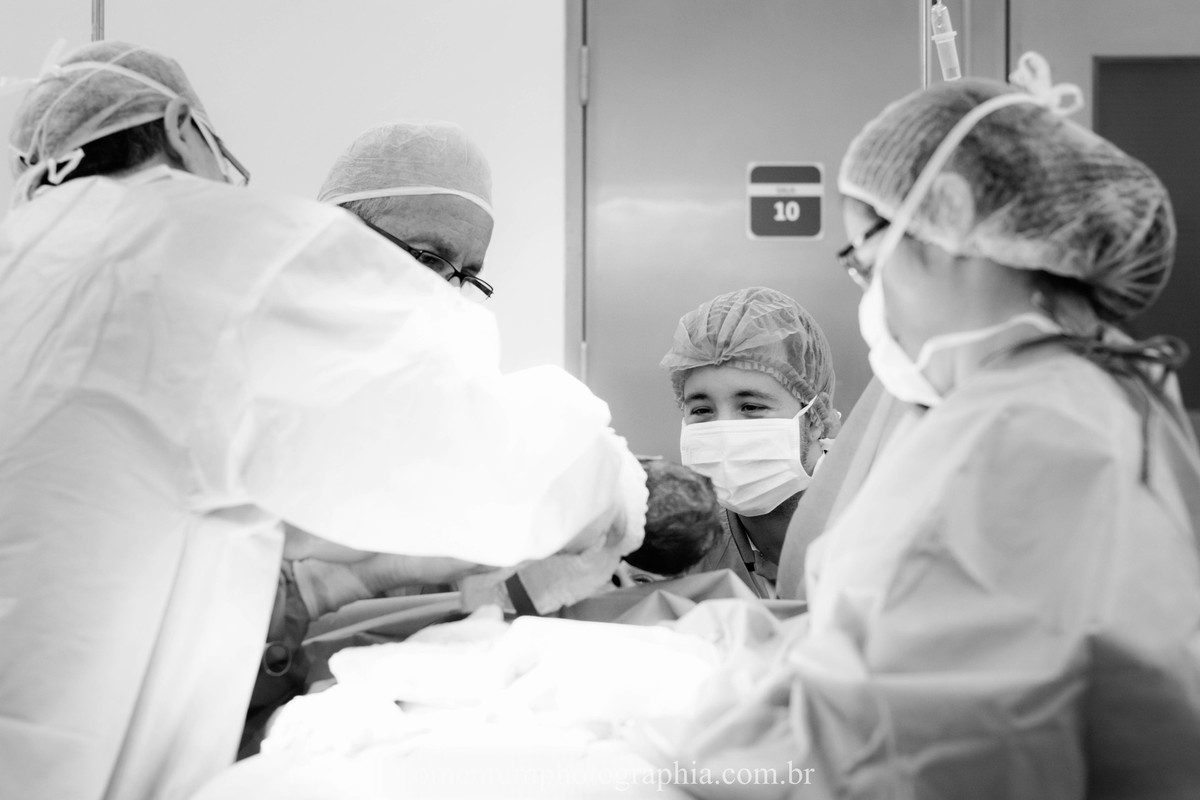 Foto de parto tirada por Momentum Photographia na maternidade do Hospital Santa Teresa em Petrópolis - RJ