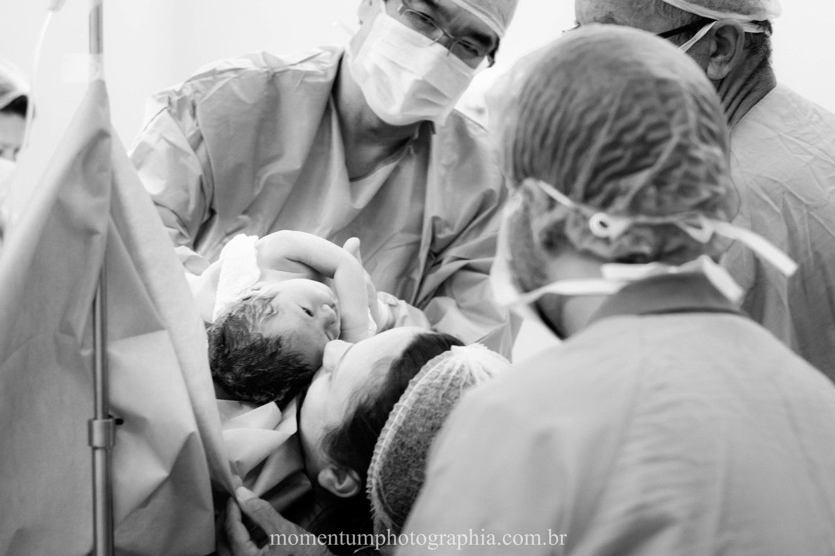 Foto de parto tirada por Momentum Photographia na maternidade do Hospital Santa Teresa em Petrópolis - RJ