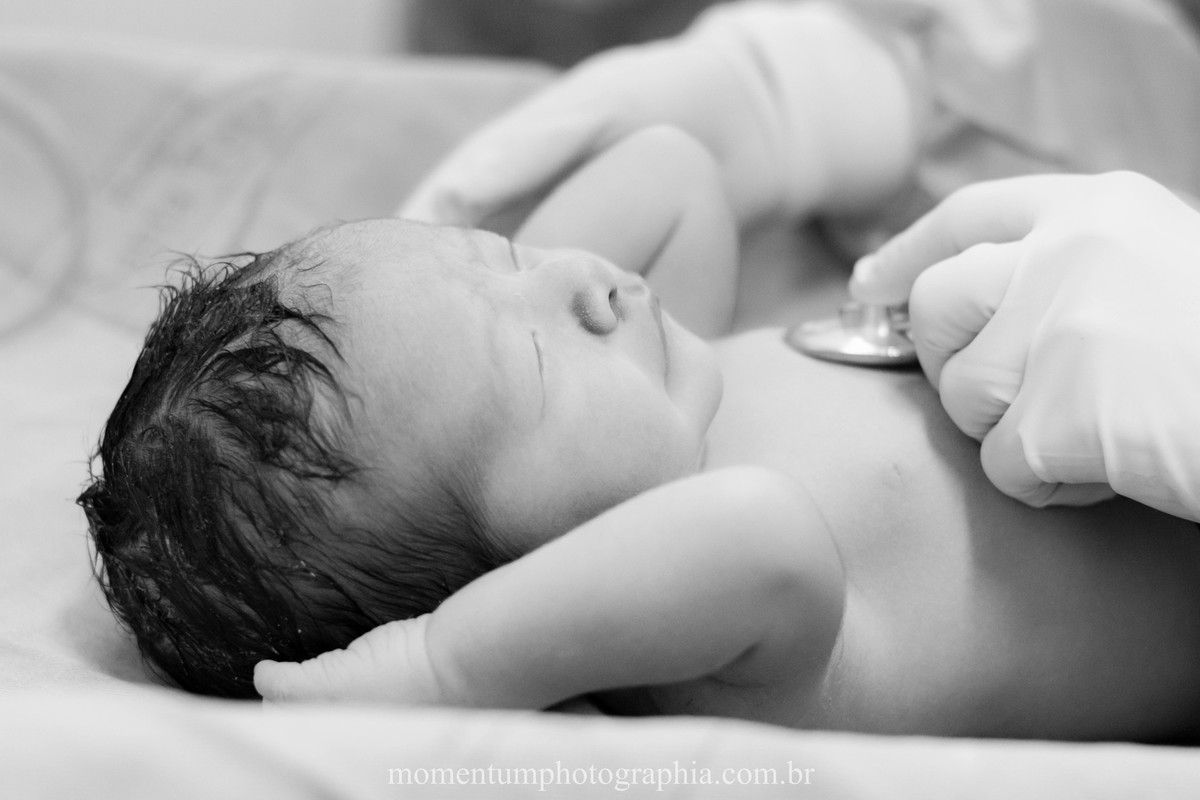 Foto de parto tirada por Momentum Photographia na maternidade do Hospital Santa Teresa em Petrópolis - RJ