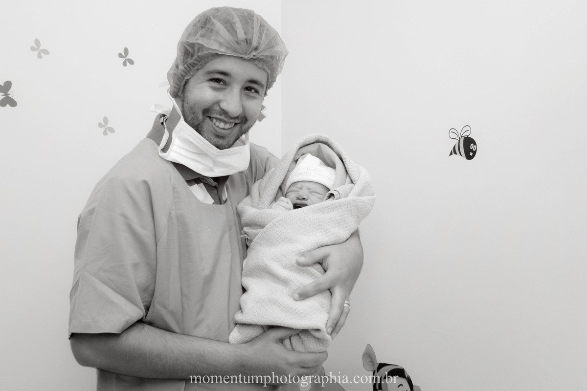 Foto de parto tirada por Momentum Photographia na maternidade do Hospital Santa Teresa em Petrópolis - RJ