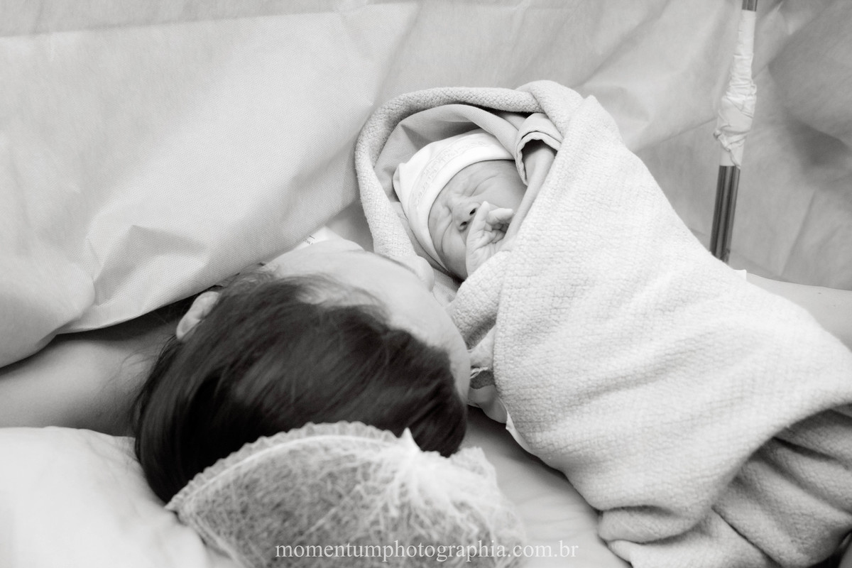 Foto de parto tirada por Momentum Photographia na maternidade do Hospital Santa Teresa em Petrópolis - RJ