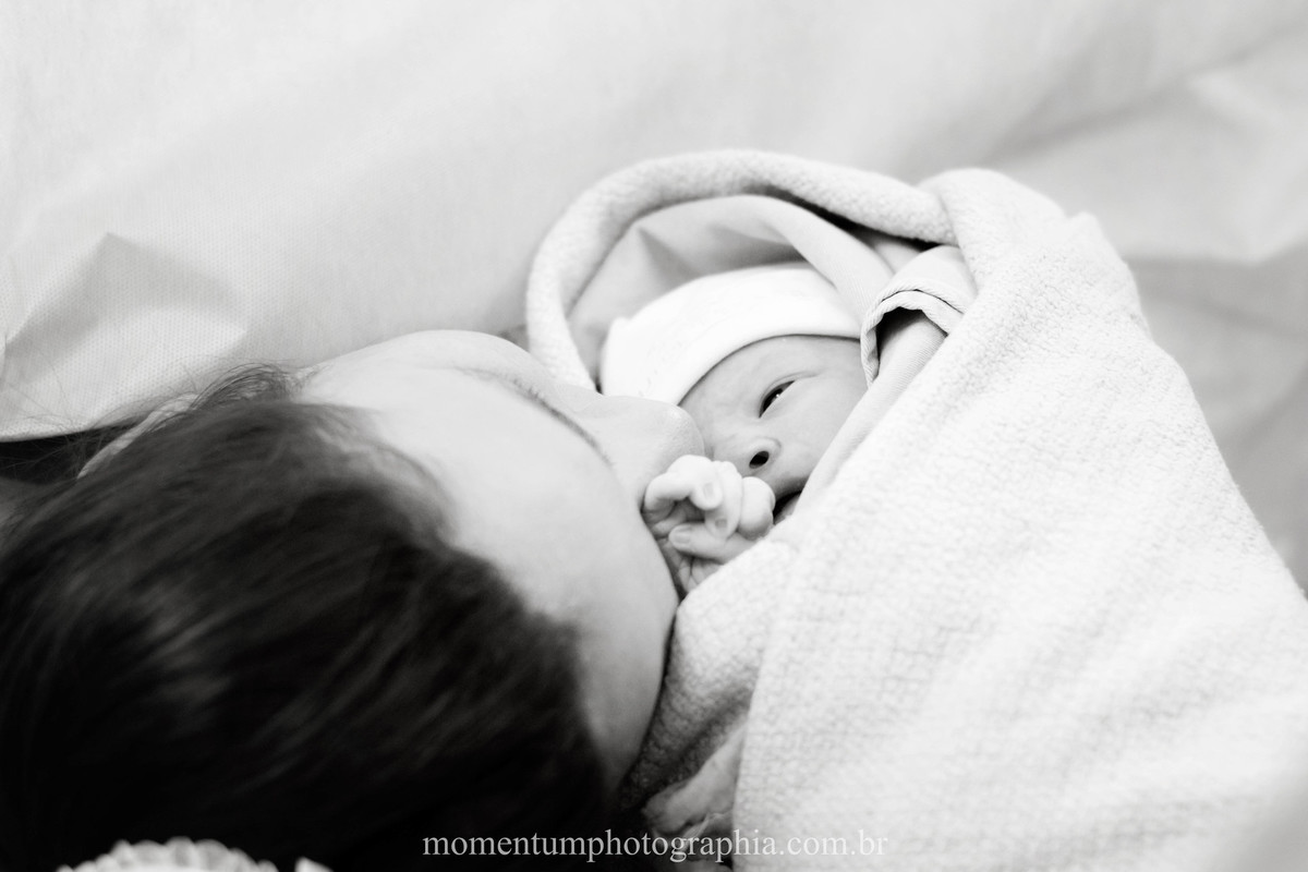 Foto de parto tirada por Momentum Photographia na maternidade do Hospital Santa Teresa em Petrópolis - RJ