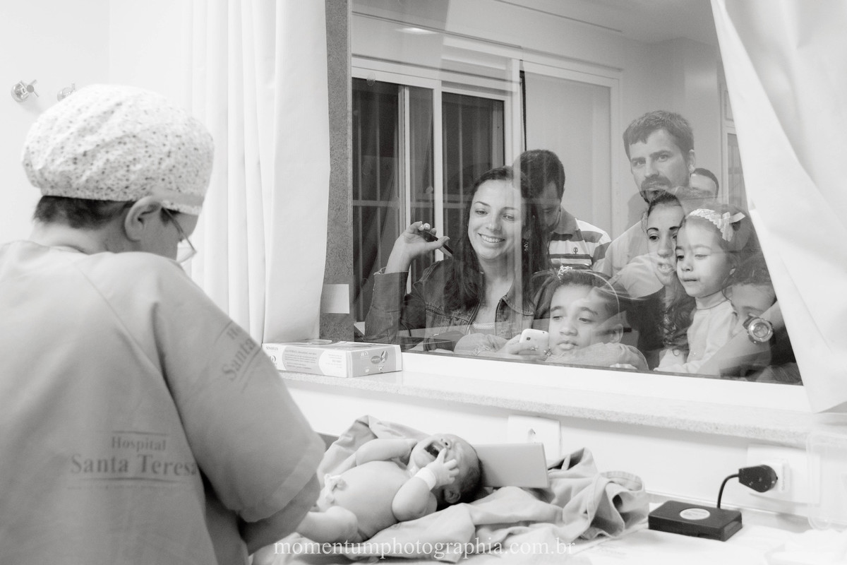 Foto de parto tirada por Momentum Photographia na maternidade do Hospital Santa Teresa em Petrópolis - RJ