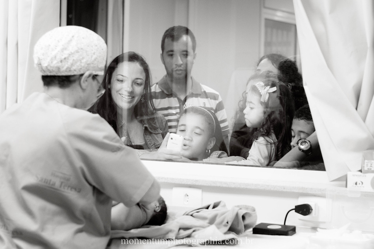 Foto de parto tirada por Momentum Photographia na maternidade do Hospital Santa Teresa em Petrópolis - RJ