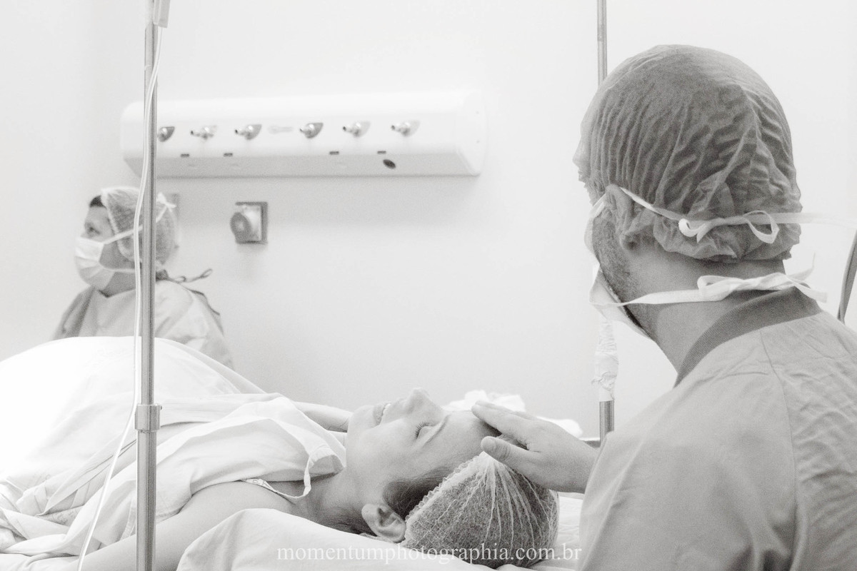 Foto de parto tirada por Momentum Photographia na maternidade do Hospital Santa Teresa em Petrópolis - RJ