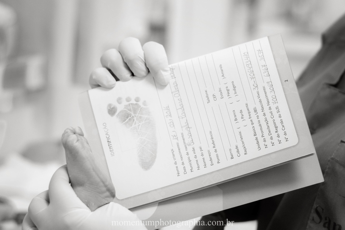 Foto de parto tirada por Momentum Photographia na maternidade do Hospital Santa Teresa em Petrópolis - RJ
