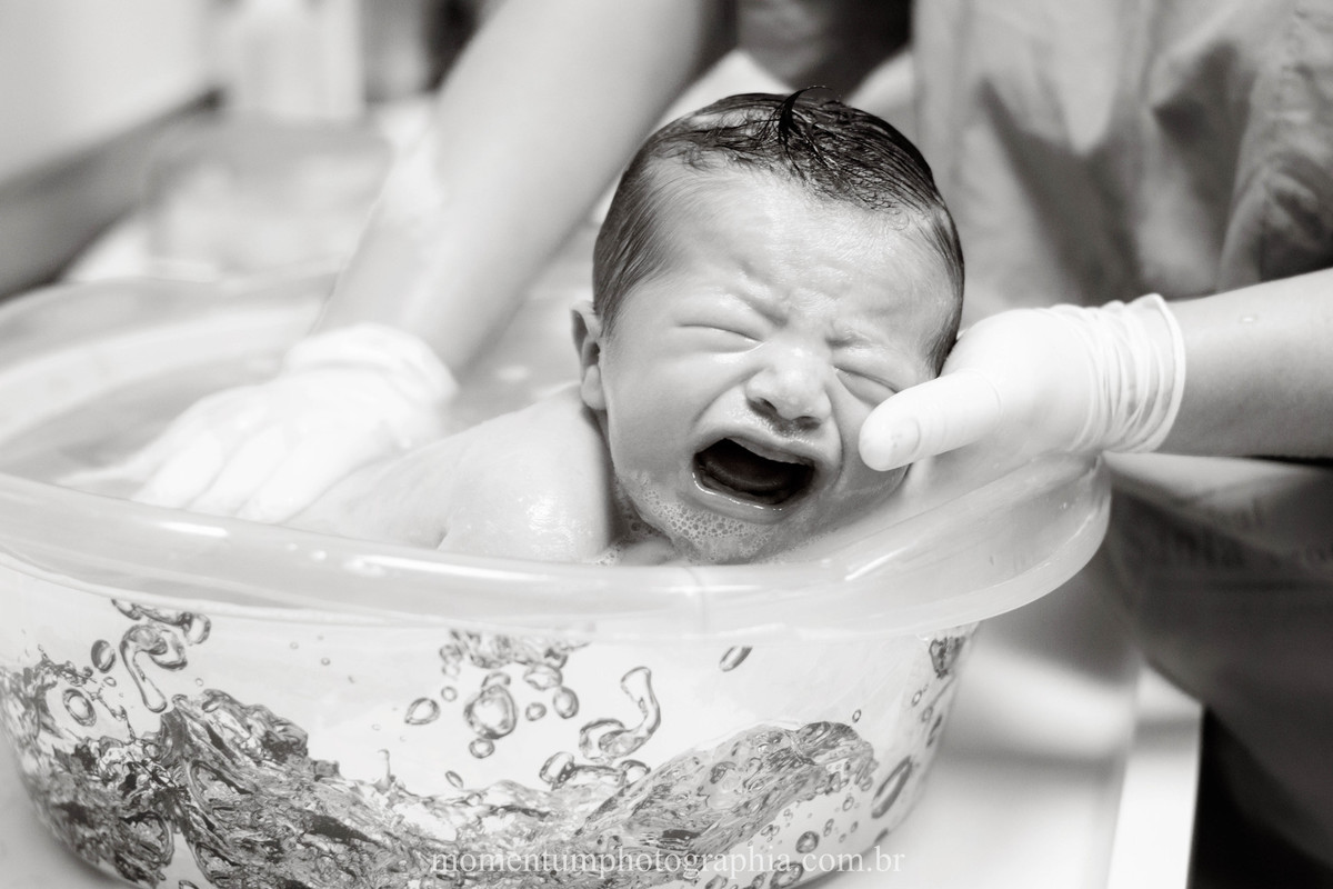 Foto de parto tirada por Momentum Photographia na maternidade do Hospital Santa Teresa em Petrópolis - RJ