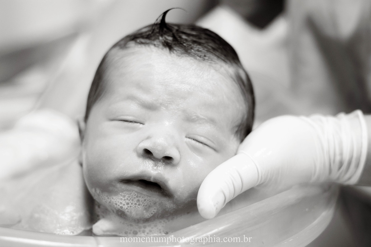 Foto de parto tirada por Momentum Photographia na maternidade do Hospital Santa Teresa em Petrópolis - RJ