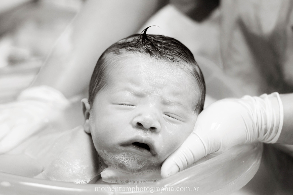 Foto de parto tirada por Momentum Photographia na maternidade do Hospital Santa Teresa em Petrópolis - RJ