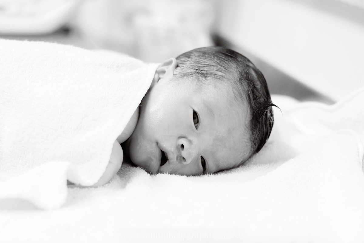 Foto de parto tirada por Momentum Photographia na maternidade do Hospital Santa Teresa em Petrópolis - RJ