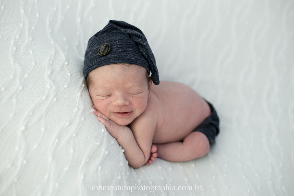 foto tirada por momentum photographia ensaio newborn recem nascido em petropolis rj estudio no quitandinha primeiros dias mae de primeira viagem gravidez