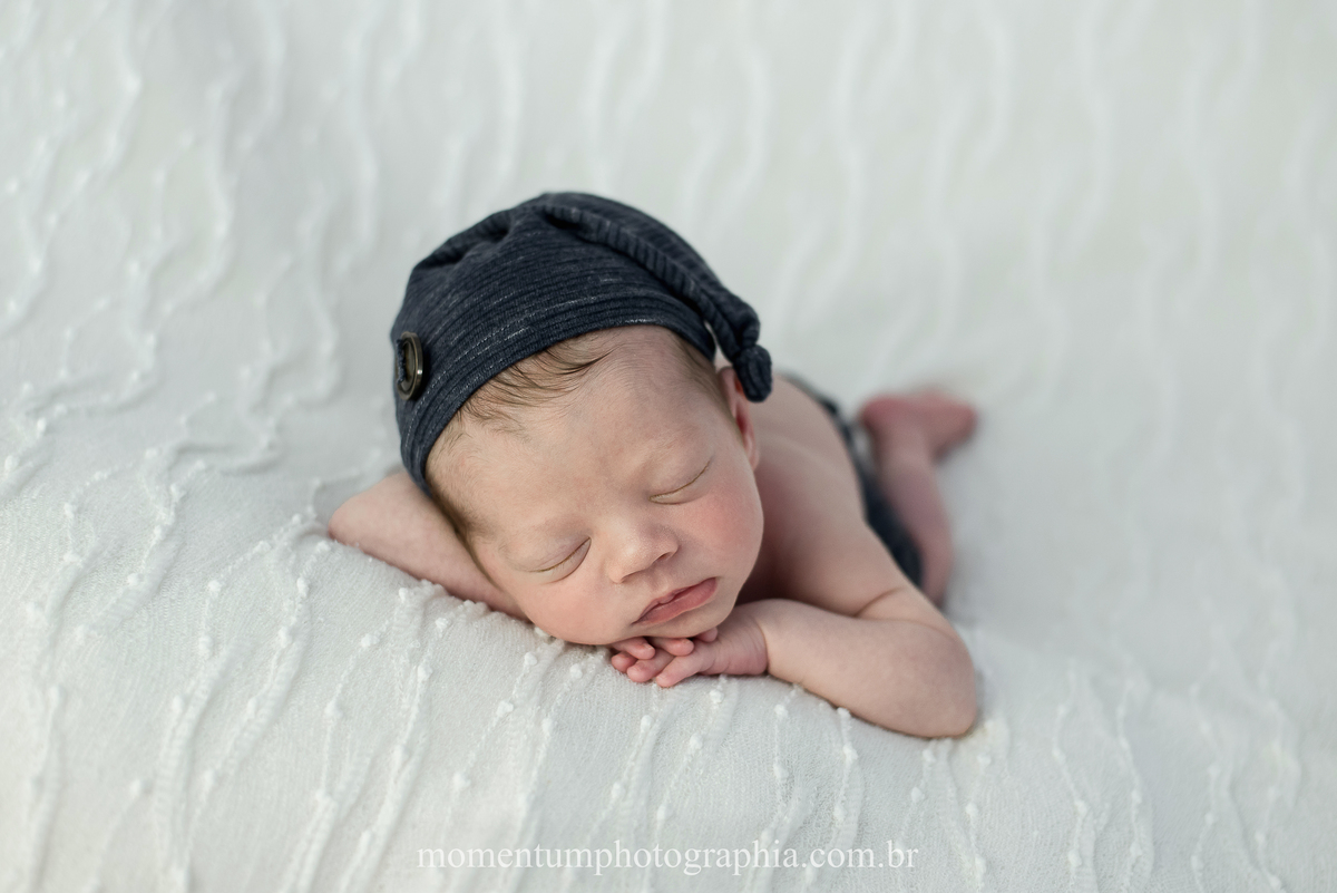 foto tirada por momentum photographia ensaio newborn recem nascido em petropolis rj estudio no quitandinha primeiros dias mae de primeira viagem gravidez