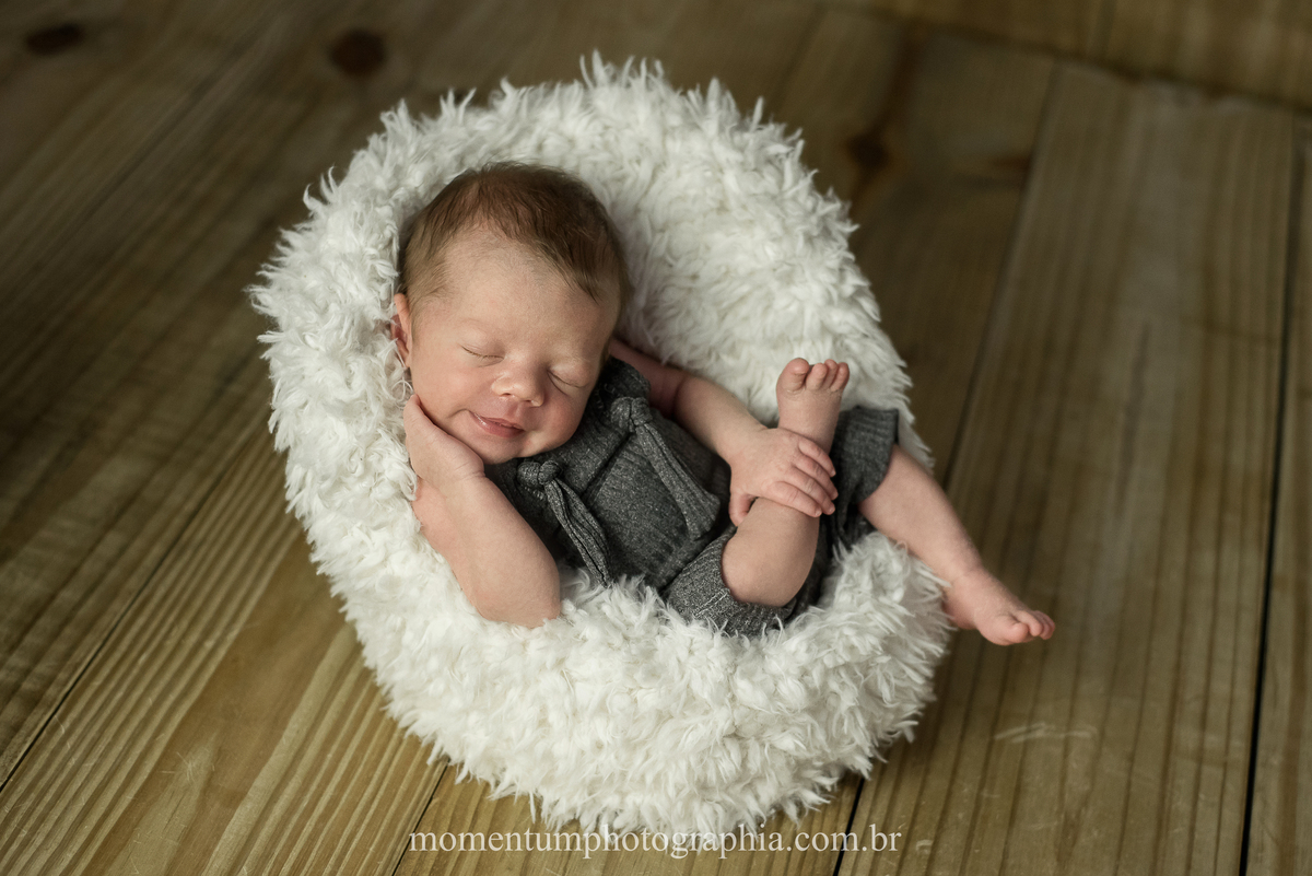 foto tirada por momentum photographia ensaio newborn recem nascido em petropolis rj estudio no quitandinha primeiros dias mae de primeira viagem gravidez
