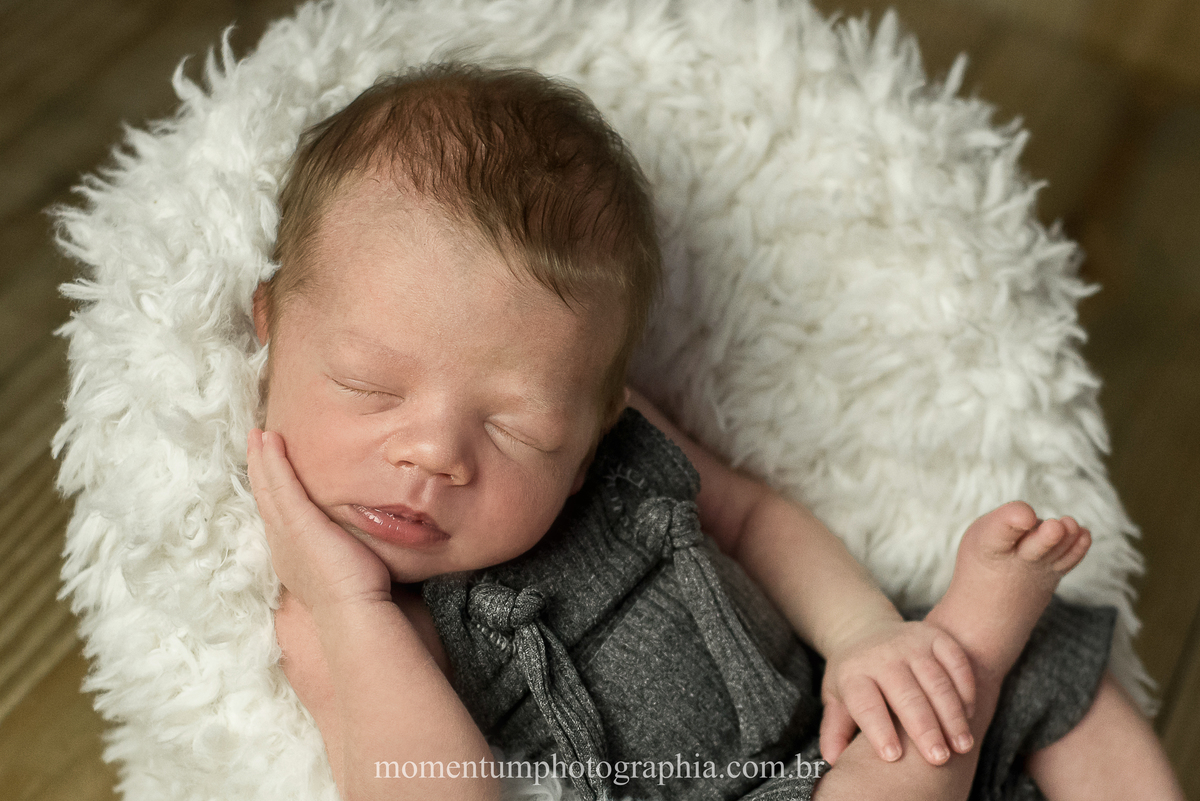 foto tirada por momentum photographia ensaio newborn recem nascido em petropolis rj estudio no quitandinha primeiros dias mae de primeira viagem gravidez