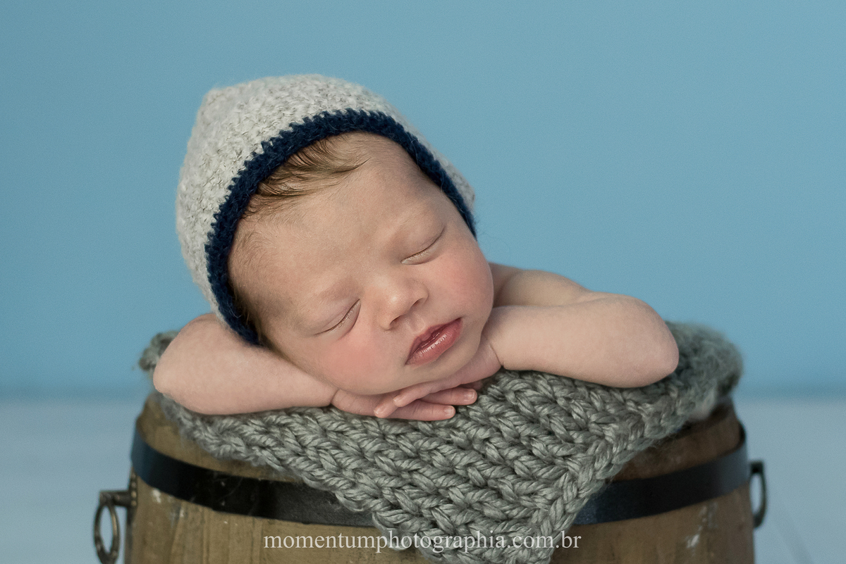 foto tirada por momentum photographia ensaio newborn recem nascido em petropolis rj estudio no quitandinha primeiros dias mae de primeira viagem gravidez
