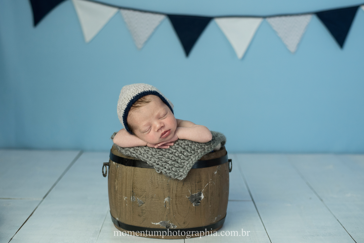 foto tirada por momentum photographia ensaio newborn recem nascido em petropolis rj estudio no quitandinha primeiros dias mae de primeira viagem gravidez