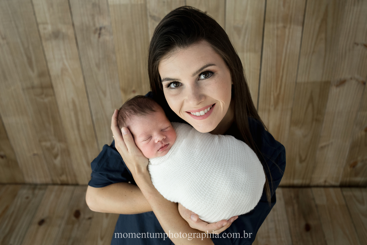 foto tirada por momentum photographia ensaio newborn recem nascido em petropolis rj estudio no quitandinha primeiros dias mae de primeira viagem gravidez