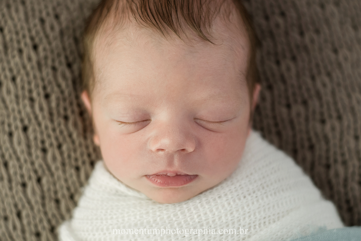 foto tirada por momentum photographia ensaio newborn recem nascido em petropolis rj estudio no quitandinha primeiros dias mae de primeira viagem gravidez