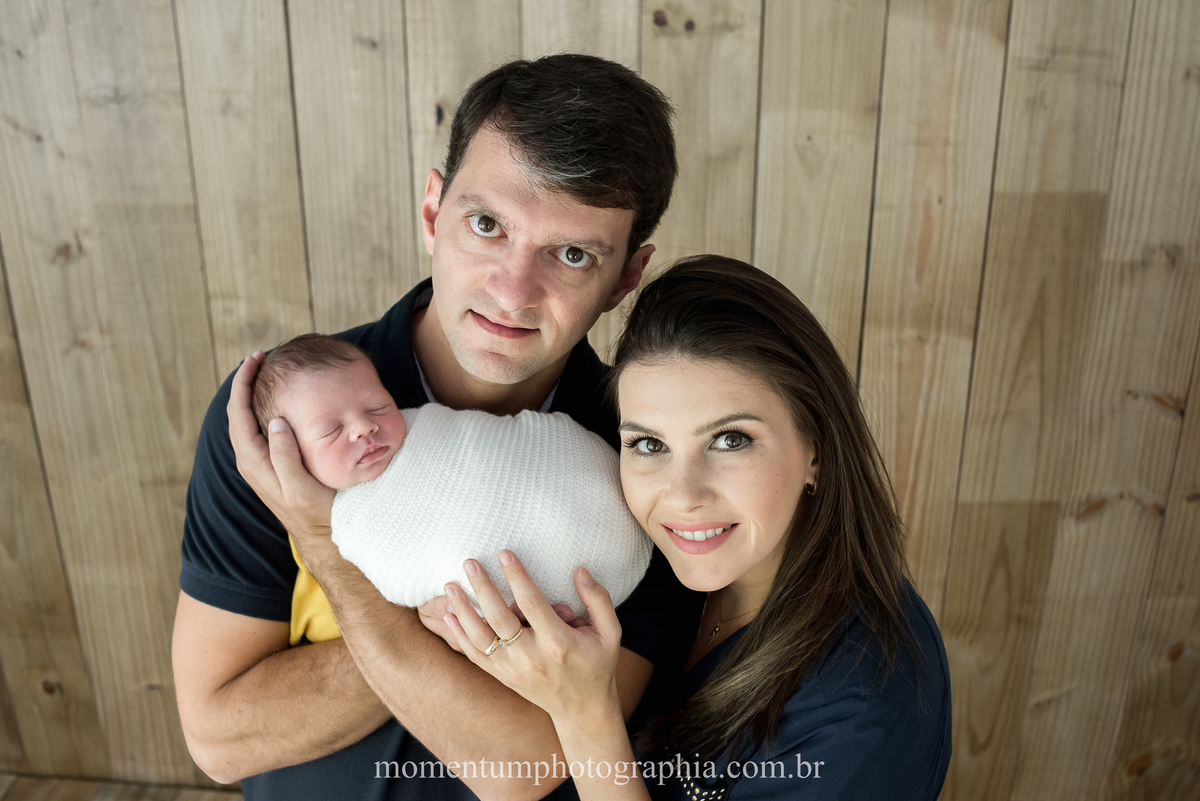 foto tirada por momentum photographia ensaio newborn recem nascido em petropolis rj estudio no quitandinha primeiros dias mae de primeira viagem gravidez