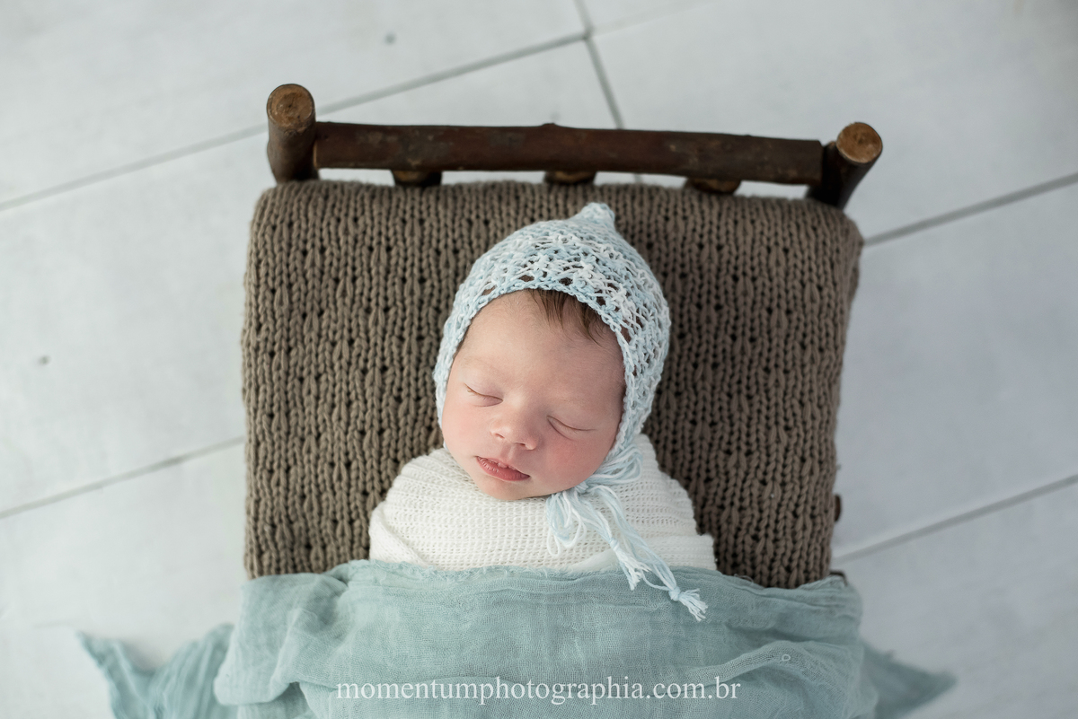 foto tirada por momentum photographia ensaio newborn recem nascido em petropolis rj estudio no quitandinha primeiros dias mae de primeira viagem gravidez