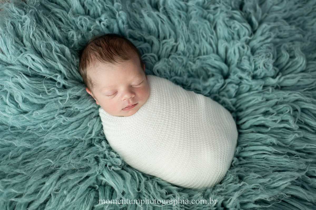 foto tirada por momentum photographia ensaio newborn recem nascido em petropolis rj estudio no quitandinha primeiros dias mae de primeira viagem gravidez