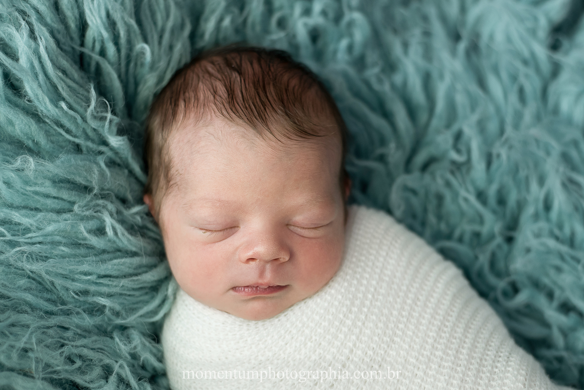 foto tirada por momentum photographia ensaio newborn recem nascido em petropolis rj estudio no quitandinha primeiros dias mae de primeira viagem gravidez