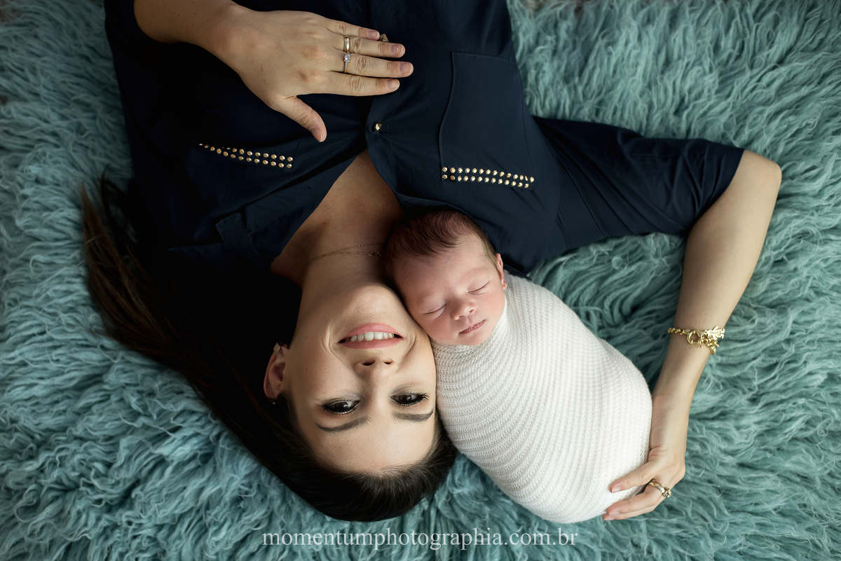 foto tirada por momentum photographia ensaio newborn recem nascido em petropolis rj estudio no quitandinha primeiros dias mae de primeira viagem gravidez