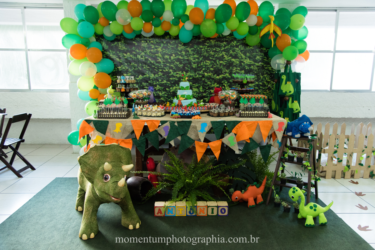 foto tirada por momentum photographia em petropolis rj aniversario infantil dinossauros