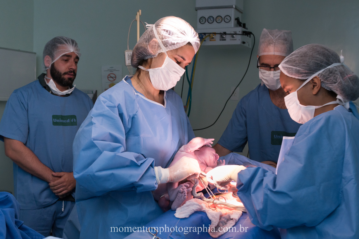 Fotografia de parto hospital Unimed Petropolis, RJ. Foto de Momentum Photographia. 