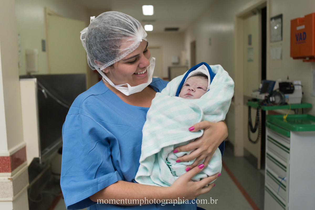 Fotografia de parto hospital Unimed Petropolis, RJ. Foto de Momentum Photographia. 