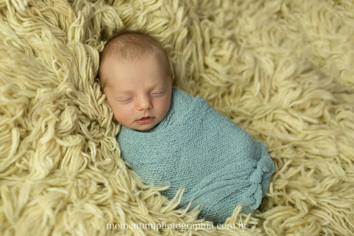 ensaio newborn petropolis rj foto sessão recem nascido tirada por momentum photographia maternidade gestante cidade imperial nasceu menino primeiro filho fotografia em estúdio