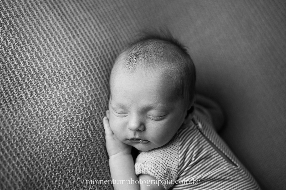 ensaio newborn petropolis rj foto sessão recem nascido tirada por momentum photographia maternidade gestante cidade imperial nasceu menino primeiro filho fotografia em estúdio