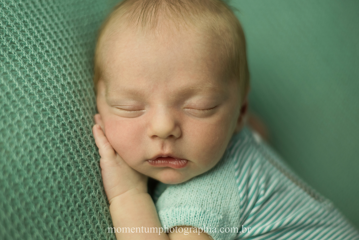 ensaio newborn petropolis rj foto sessão recem nascido tirada por momentum photographia maternidade gestante cidade imperial nasceu menino primeiro filho fotografia em estúdio