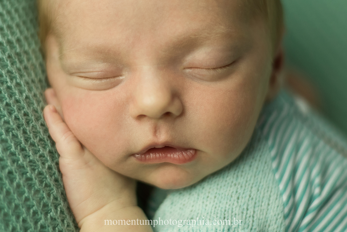 ensaio newborn petropolis rj foto sessão recem nascido tirada por momentum photographia maternidade gestante cidade imperial nasceu menino primeiro filho fotografia em estúdio