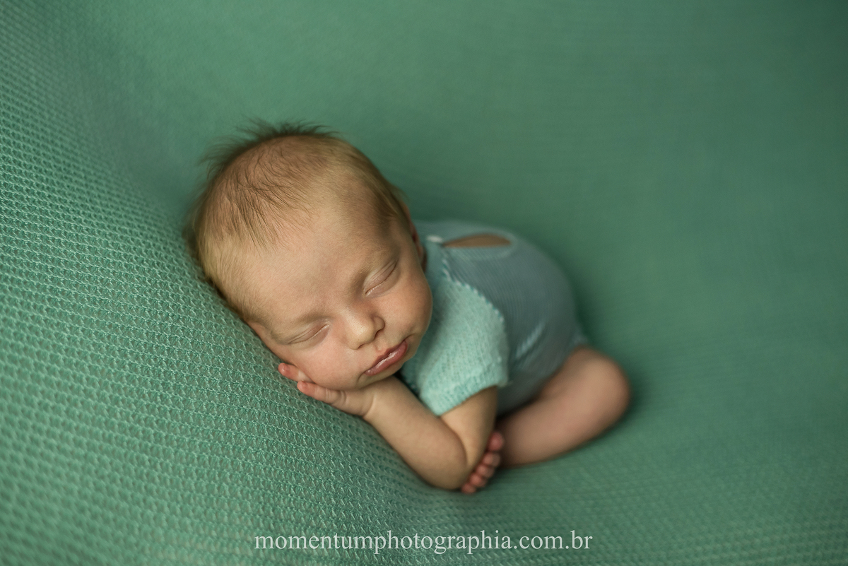 ensaio newborn petropolis rj foto sessão recem nascido tirada por momentum photographia maternidade gestante cidade imperial nasceu menino primeiro filho fotografia em estúdio