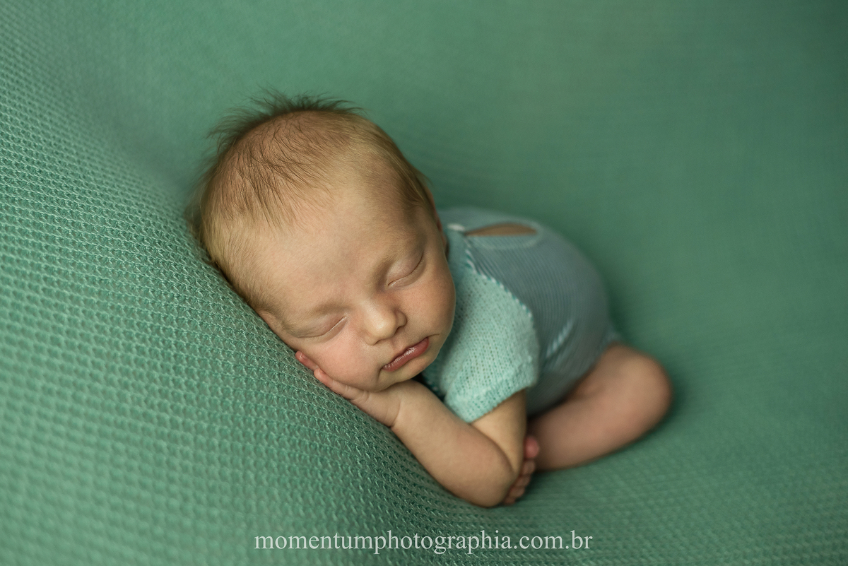 ensaio newborn petropolis rj foto sessão recem nascido tirada por momentum photographia maternidade gestante cidade imperial nasceu menino primeiro filho fotografia em estúdio
