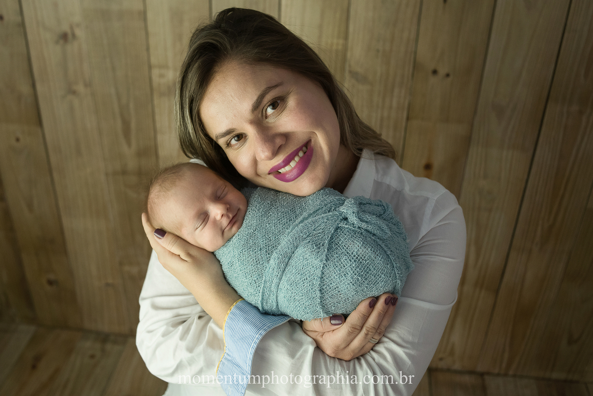 ensaio newborn petropolis rj foto sessão recem nascido tirada por momentum photographia maternidade gestante cidade imperial nasceu menino primeiro filho fotografia em estúdio