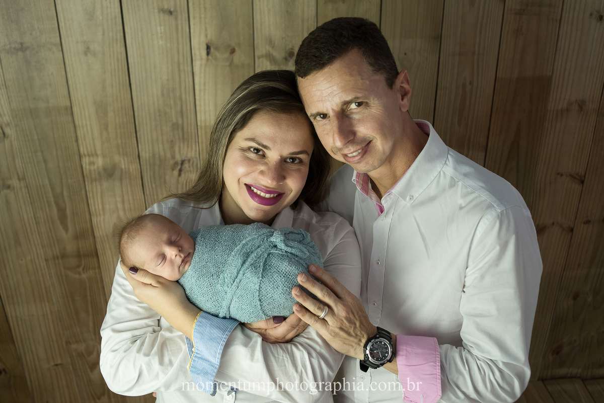 ensaio newborn petropolis rj foto sessão recem nascido tirada por momentum photographia maternidade gestante cidade imperial nasceu menino primeiro filho fotografia em estúdio