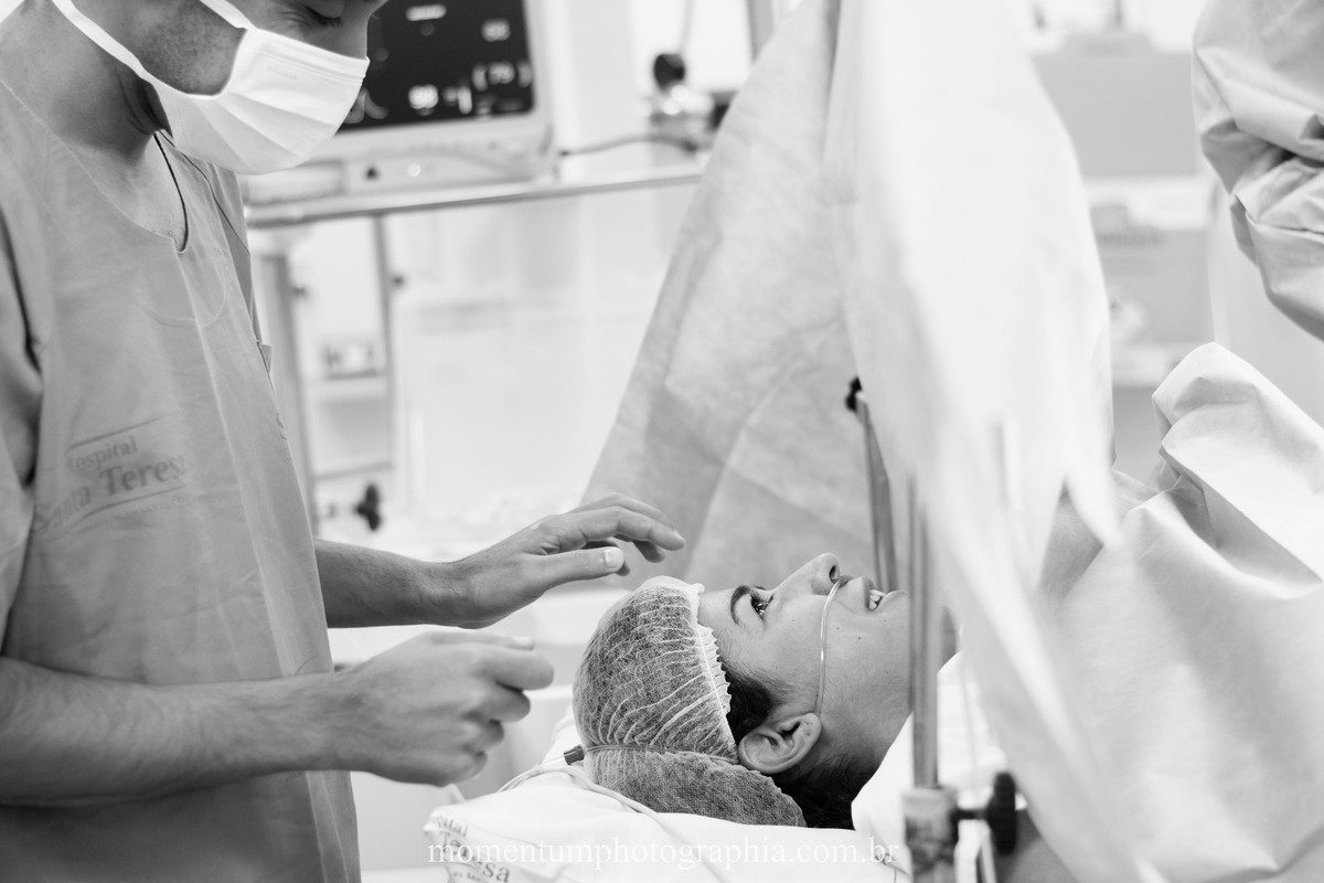 Foto de parto tirada por Momentum Photographia maternidade Santa Teresa Petrópolis - RJ