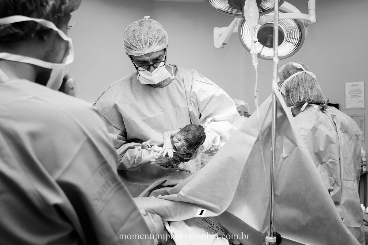 Foto de parto tirada por Momentum Photographia maternidade Santa Teresa Petrópolis - RJ