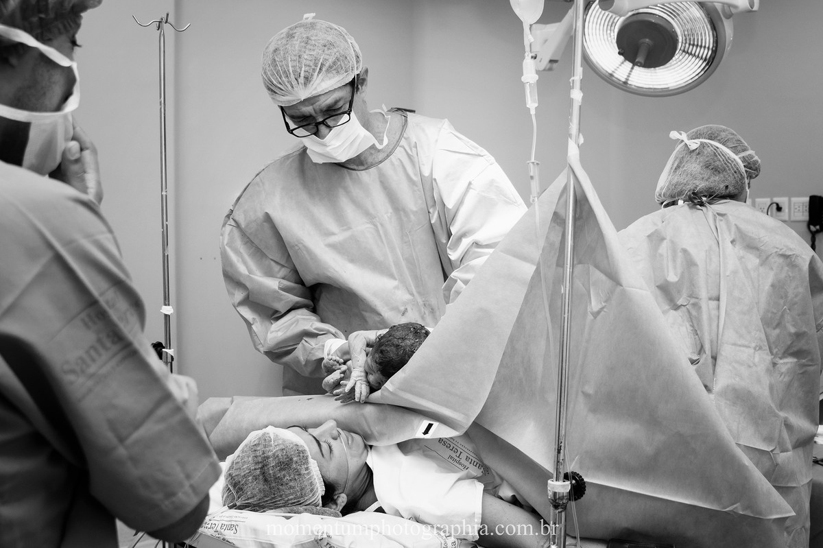 Foto de parto tirada por Momentum Photographia maternidade Santa Teresa Petrópolis - RJ