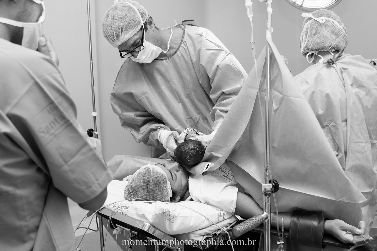Foto de parto tirada por Momentum Photographia maternidade Santa Teresa Petrópolis - RJ