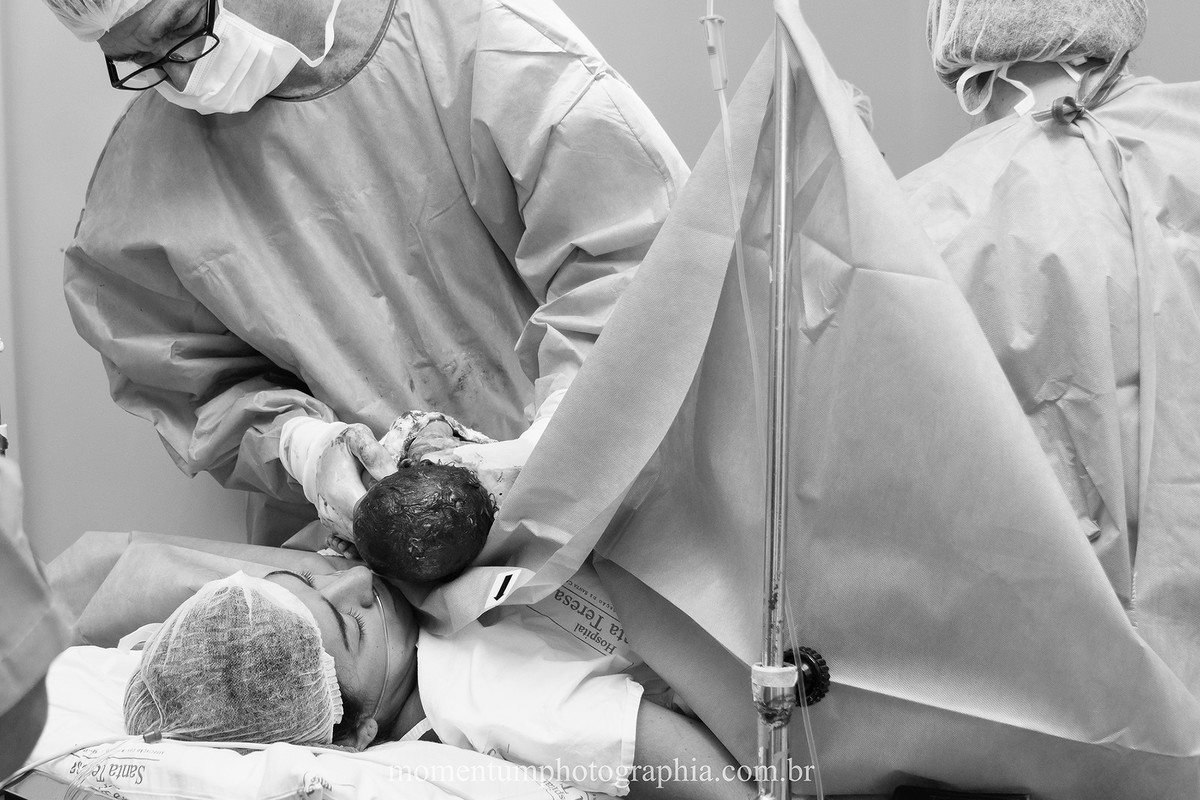 Foto de parto tirada por Momentum Photographia maternidade Santa Teresa Petrópolis - RJ