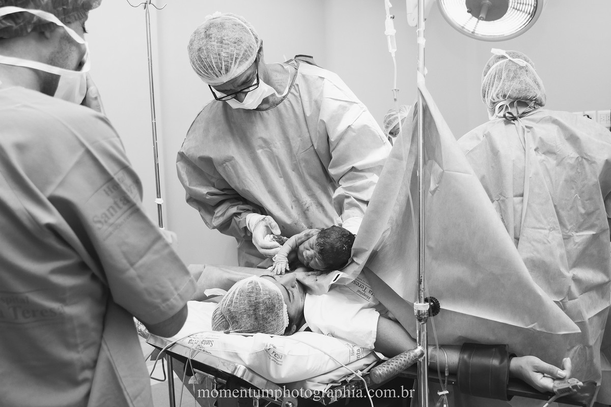 Foto de parto tirada por Momentum Photographia maternidade Santa Teresa Petrópolis - RJ