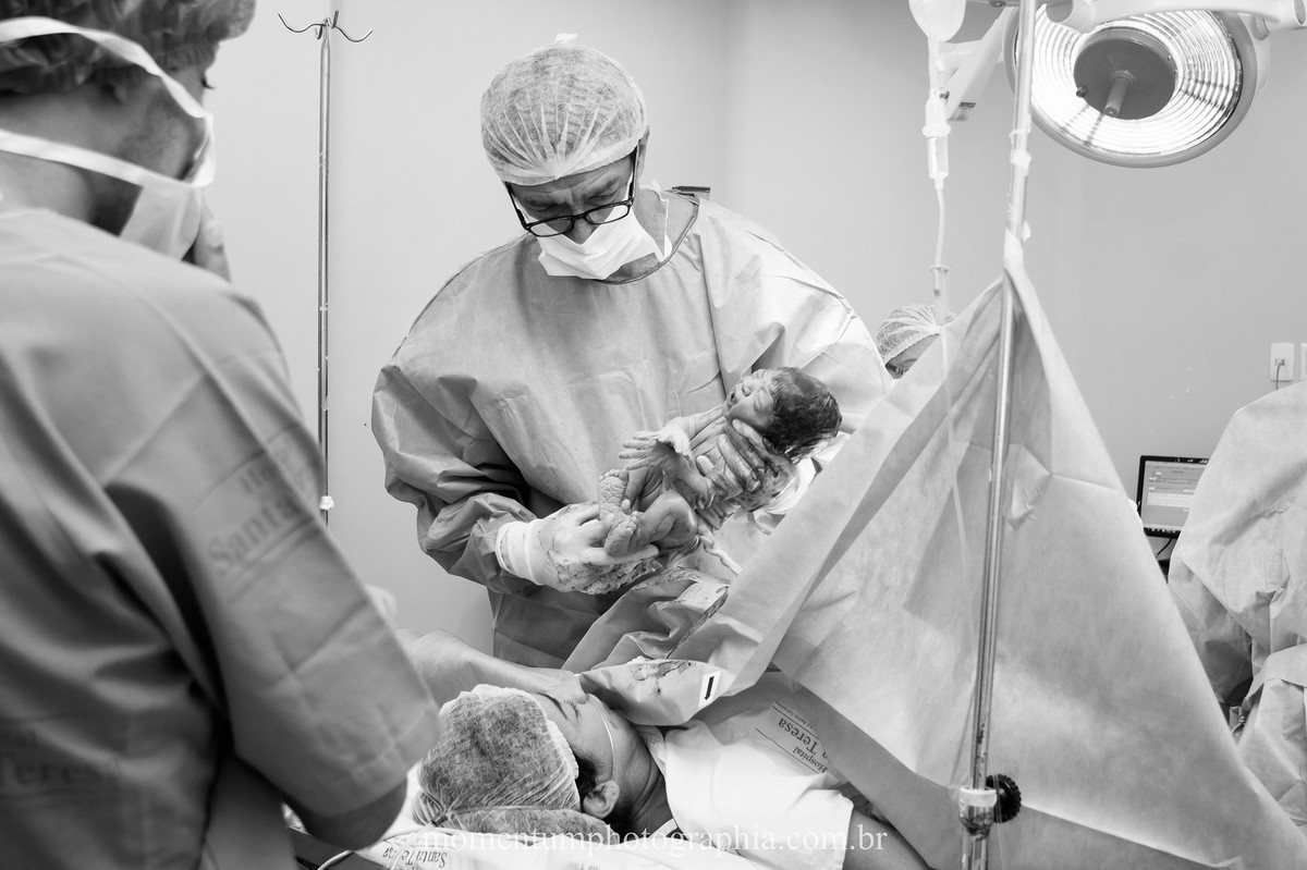 Foto de parto tirada por Momentum Photographia maternidade Santa Teresa Petrópolis - RJ