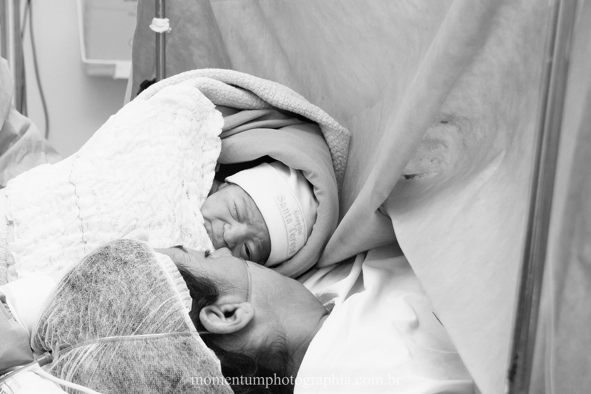 Foto de parto tirada por Momentum Photographia maternidade Santa Teresa Petrópolis - RJ