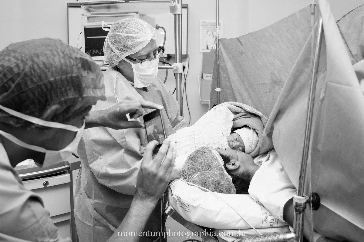 Foto de parto tirada por Momentum Photographia maternidade Santa Teresa Petrópolis - RJ
